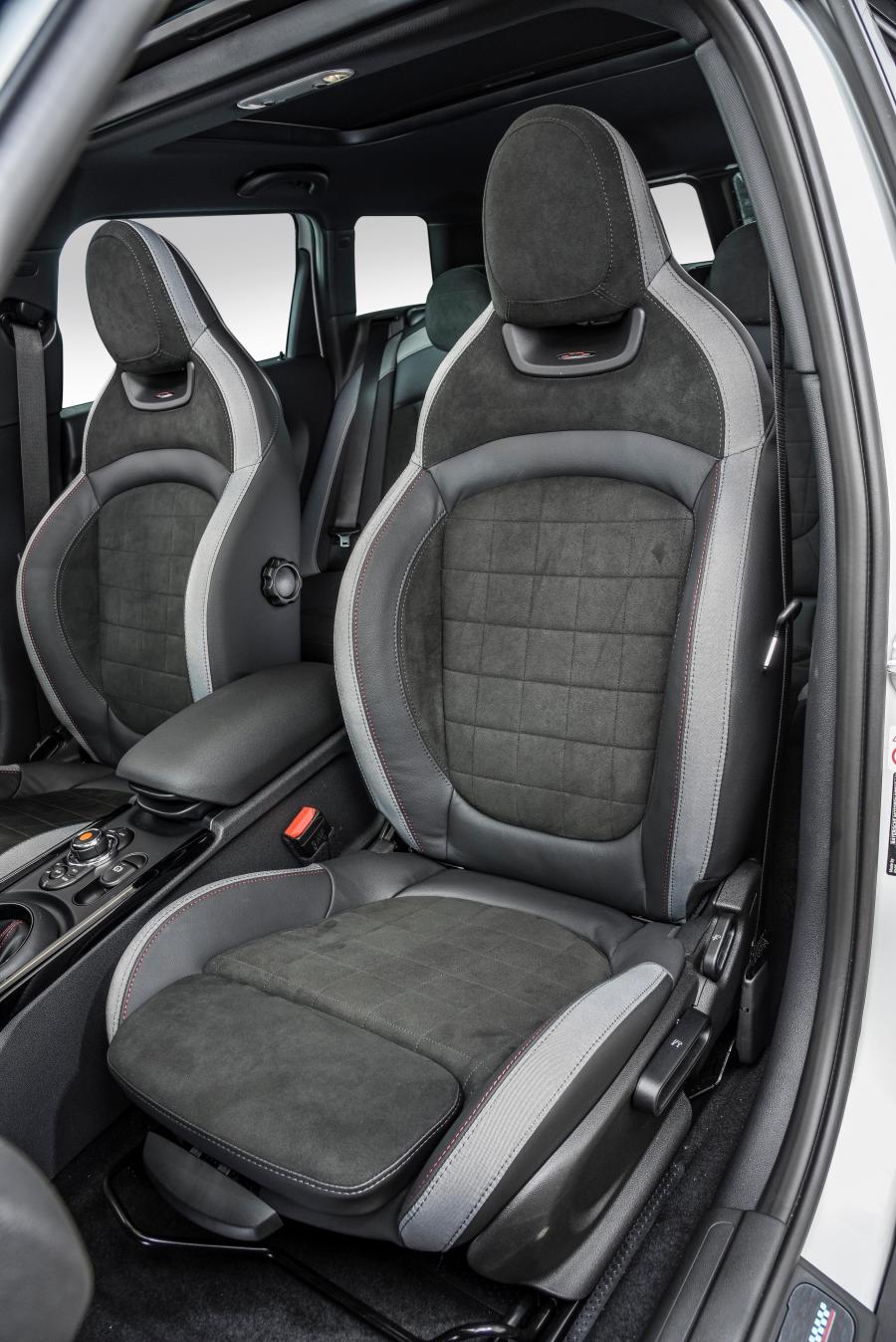 Интерьер Mini John Cooper Works Clubman (F54) 2019 года  (ZA) (фото 29 из 40)